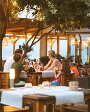 Domaine de Bagheera, Restauration, Famille qui dine au restaurant