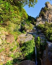 Domaine de Bagheera, Erlebnis,Bergstraße entlang des Ucelluliner Wasserfalls auf Korsika. Das Dorf San Nicolao