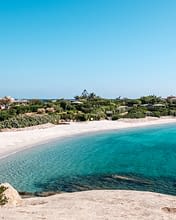 Domaine de Bagheera, Vakantie-ervaring, Een verlaten strand op het eiland Cavallo in Corsica.