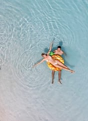 Camping Les Couleurs de la Coubre - Swimming - Zenithal view of a couple lying on the lagoon