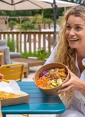Camping Les Couleurs de la Coubre - Services - Couple on the terrace of the snack bar eating a poke bowl