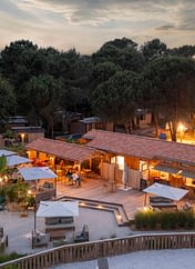 Camping Les Couleurs de la Coubre - Services - Aerial and night view of the large terrace of the restaurant and bar
