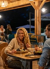 Camping Les Couleurs de la Coubre - Services - Couple qui dine au restaurant