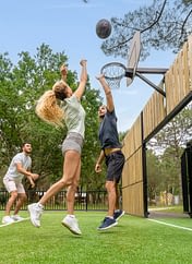 Camping Les Couleurs de la Coubre - Activités et animations - Partie de basket sur le terrain multisport