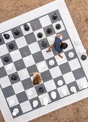 Les Couleurs de la Coubre Campsite - Activities and Entertainment - View from above of a couple on a giant chess set