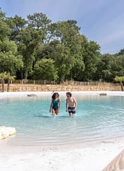 Camping Le Logis - Le Parc aquatique - Couple qui marche dans le lagon