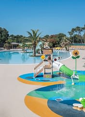 Camping Le Logis - Le Parc aquatique - Vue du lagon et de l\'espace aqualudique