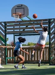 Camping Le Logis - Activités et animations - Groupe d\'amis qui font une partie de basket sur le terrain multisport