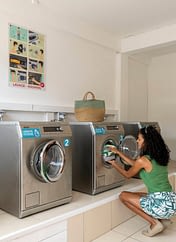 Camping Le Logis - Diensten - Wasserij - Vrouw die de was doet