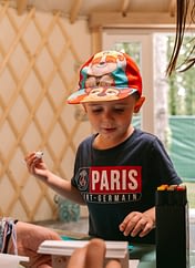 Camping Sainte Brigitte - Activités et animations - Enfant et animatrices au club enfant