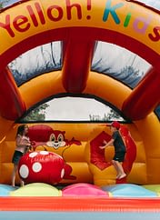 Camping Sainte Brigitte - Activités et animations - Enfants qui s\'amusent sur une structure gonflable