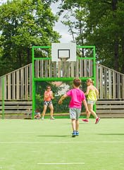 Camping Parc du Val de Loire - Activités et animation - Partie de football au terrain multisport