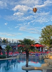 Camping Parc du Val de Loire - Parc aquatique survolée par une montgolfière