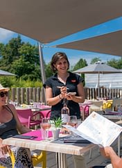 Camping Parc du Val de Loire - Couple à la terrasse du restaurant qui passe sa commande
