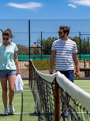 Camping Le Brasilia, couple sur le court de tennis