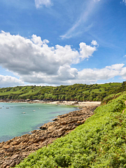 Vue pittoresque de Beg An Fry avec sa plage de sable fin et ses eaux cristallines, un joyau cach&eacute; en Bretagne