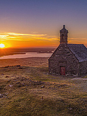 Chapelle Saint-Michel de Brasparts au coucher du soleil sur le Mont d\'Arr&eacute;e, un site embl&eacute;matique de Bretagne.