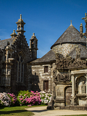 Enclos paroissial de Sizun en Bretagne, avec son architecture remarquable et ses sculptures d&eacute;taill&eacute;es, entour&eacute; de jardins fleuris.