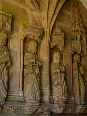 Sculptures m&eacute;di&eacute;vales dans l\'&eacute;glise de Lampaul-Guimiliau, Bretagne, repr&eacute;sentant des saints et des figures religieuses.