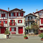 Destination Aquitaine - Façade de maison typique du Pays Basque