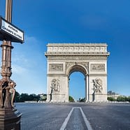 Destination Ile de France - Arc de triomphe monument in Paris