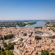 Reiseziel Languedoc Roussillon - Luftaufnahme von Arles von seinen antiken Ruinen