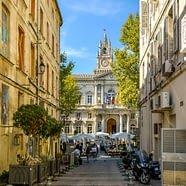 Reiseziel Vaucluse - Rue d\'Avignon (Straße von Avignon)