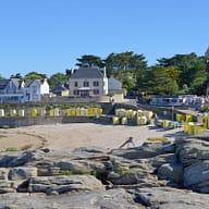 Camping Sainte Brigitte - Loire Atlantique - Strand Saint Michel met gele strandhutten in Batz-sur-Mer