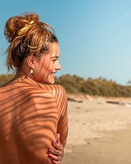 Domaine de Bagheera, Plage, Femme qui regarde la mer