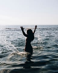 Domaine de Bagheera, Strand, ein Frau, die im Meer badet