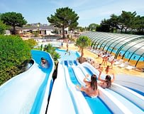 Camping Le Moténo - Waterpark - kinderen op de waterglijbanen
