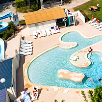 Vue aérienne de la piscine - Camping Country Park - Le Touquin