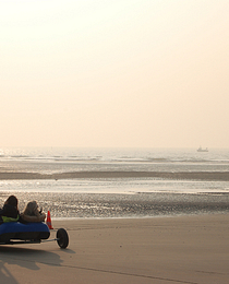 Char à voile sur la plage en Baie de Somme au couché du soleil ©Somme Tourisme