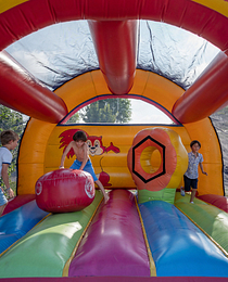 Camping Le Ridin Le Crotoy , Jeux gonflables, enfants jouant dans un château gonflable ©Nicolas Bryant