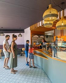 Camping Les Mouettes - Services - Famille qui achète une baguette de pain à la boulangerie