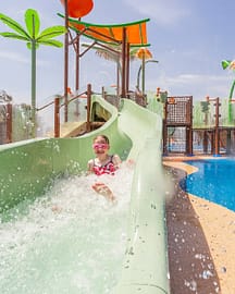 Camping Les Mouettes - Parc aquatique - Enfant faisant du toboggan à l\'Aqua Garden