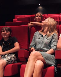 Camping Les Mouettes - Soirées & spectacles - Famille regardant un film au cinéma