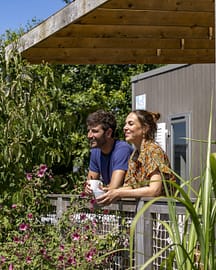 Les Mouettes campsite - Accommodation - Couple on the terrace