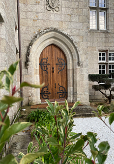 Manoir de Kerlut - Façade du manoir avec vue sur la porte d\'entrée en bois