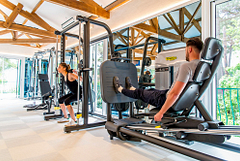 Campingplatz Le Bois de Valmarie - Wellnessbereich - Paar, das im Fitnessstudio Krafttraining betreibt