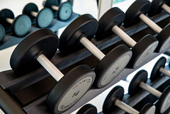 Campingplatz Le Bois de Valmarie - Wellnessbereich - Hanteln aus dem Fitnessstudio