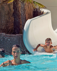 Camping le Bois de Valmarie - Waterpark - Kinderen en tieners spelen op waterglijbanen