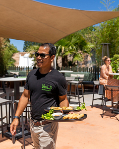 Camping la Sirène - Bars et restaurants - Service de plats asiatiques au restaurant Le Bambou