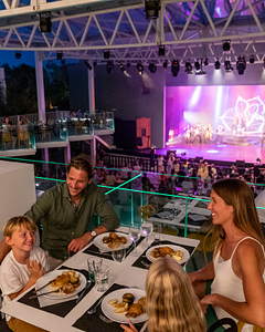 Camping la Sirène - Bars en restaurants - Sirène Arena - Gezin dineert tijdens een voorstelling