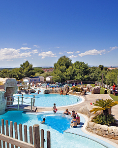 Camping Le Bois de Valmarie - Espacio acuático con vistas al mar Mediterráneo