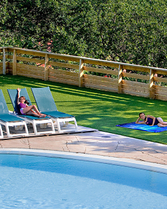 Camping Le Bois de Valmarie - Espacio acuático - Vista de las dos piscinas y tumbonas