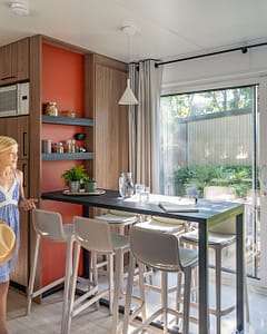 Camping la Sirène - Enfant à l\'intérieur d\'un mobil home