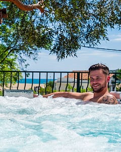 Campingplatz Le Bois de Valmarie - Wellnessbereich - Paar entspannt sich im Whirlpool