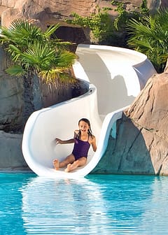 Camping Le Bois de Valmarie - Espace aquatique - Enfant sur le toboggan aquatique