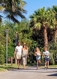 la Sirène campsite - Family on a pedestrian footpath